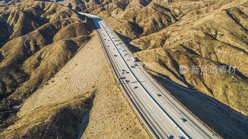 这是加州山区里罗纳德·里根高速公路(Ronald Reagan Freeway)的无人机鸟瞰图，位于洛杉矶和加拿大附近